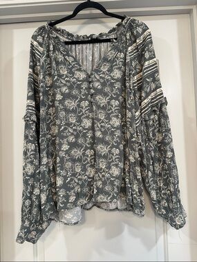 Wonderly Floral Peasant Blouse in Slate Gray and White